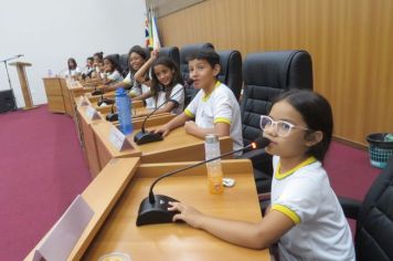 Câmara recebe estudantes e apresenta  a dinâmica do Poder Legislativo