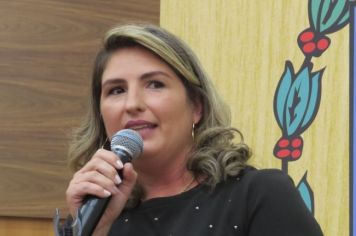 Vereadora Vanessa participa da 15a Sessão da Câmara e apresenta três indicações