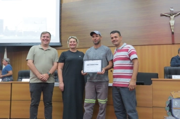 Câmara entrega moção de congratulações e aplausos