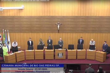 CÂMARA REALIZOU ENTREGA DE TÍTULOS DE CIDADÃO EM SESSÃO SOLENE