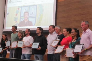 Penatti entrega moção aos atletas representantes da cidade na 11a Corrida São Vicente do Alvinegro