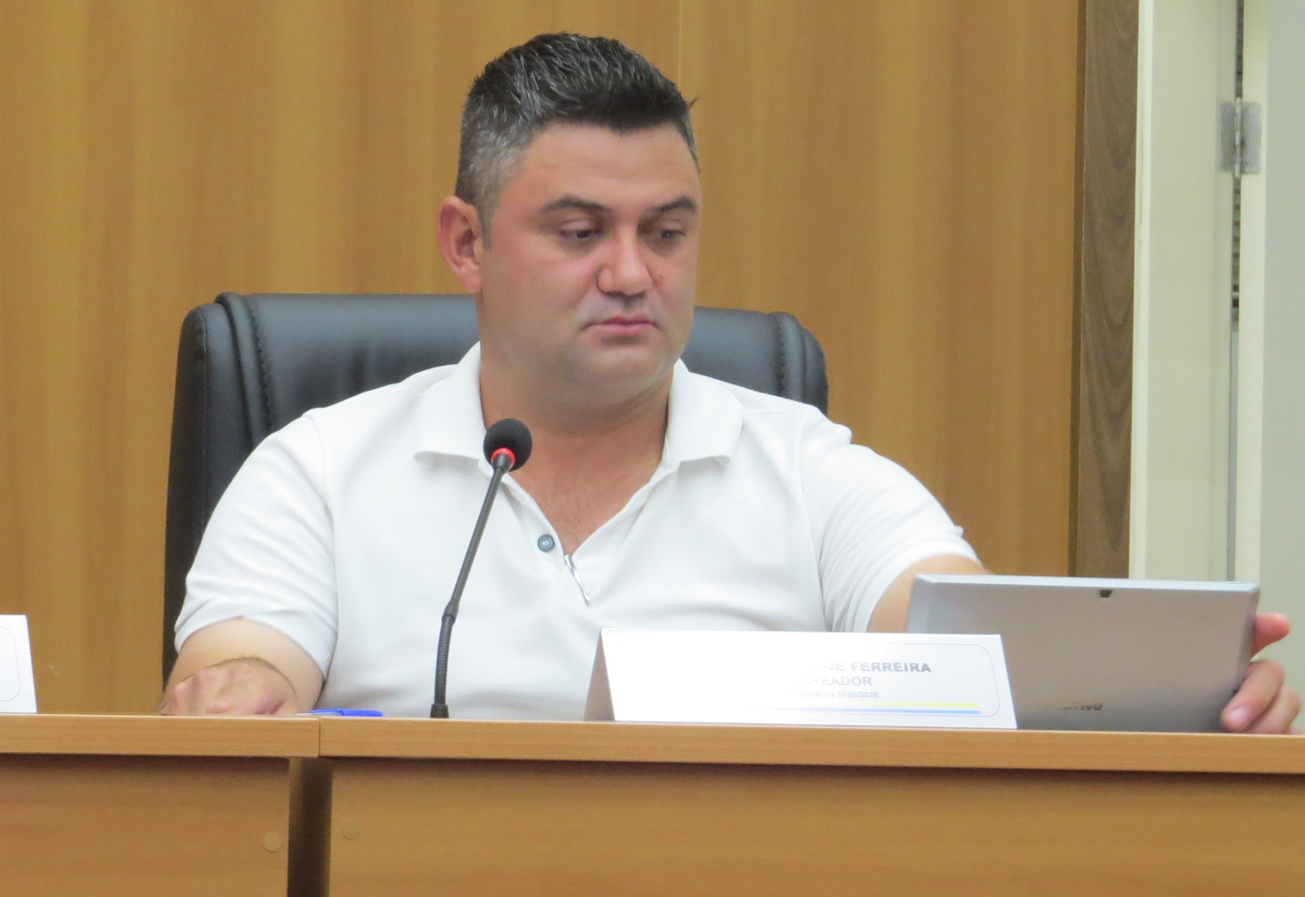 Jhony do Depósito utiliza Tribuna e solicita para o campo do bairro Bom Jardim