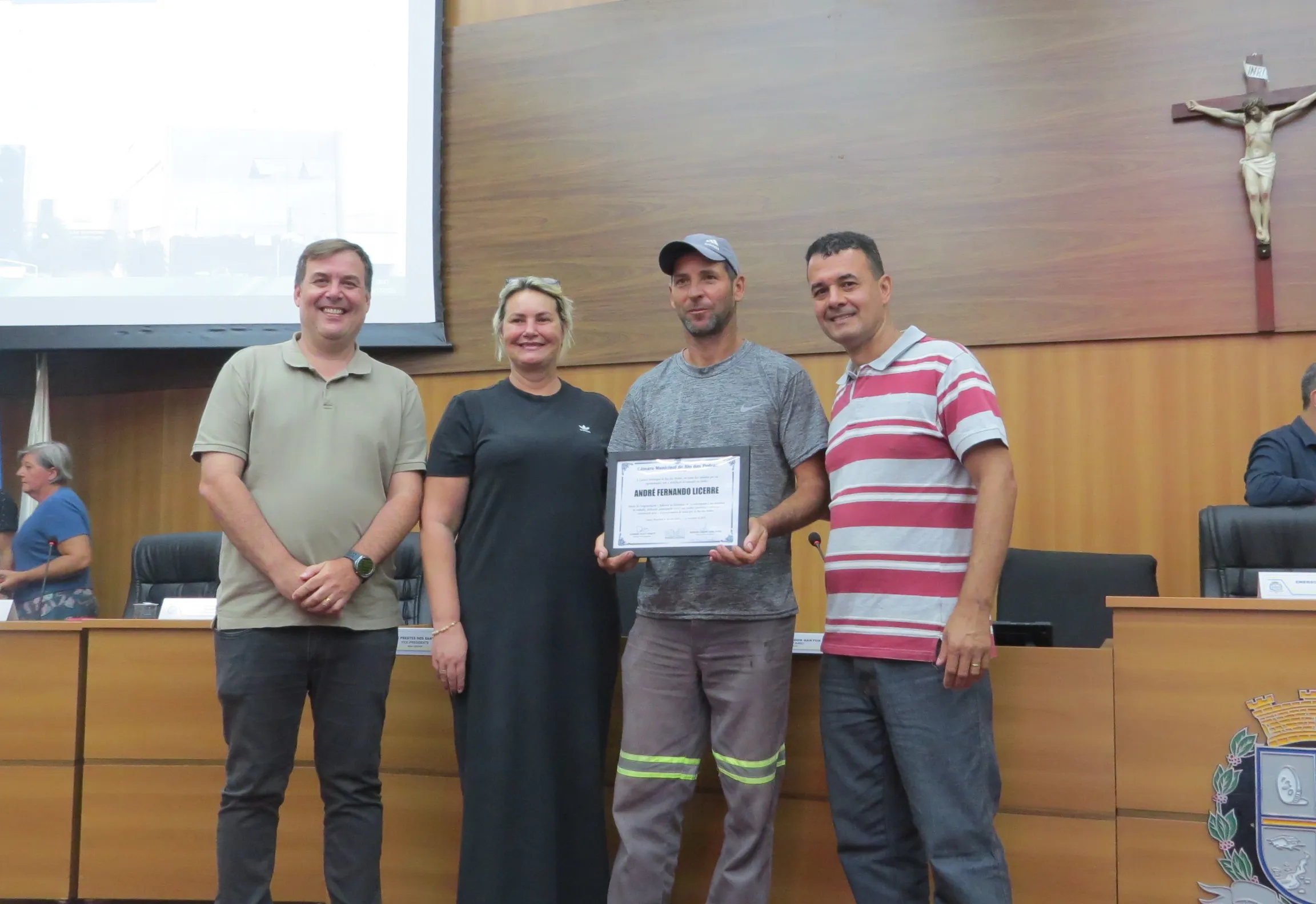 Câmara entrega moção de congratulações e aplausos