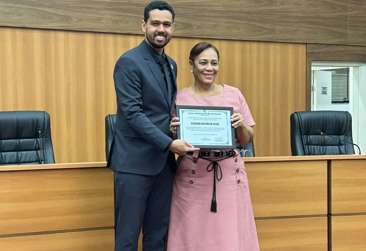 Sóstenes entrega moção à Giovana Delfim da Silva