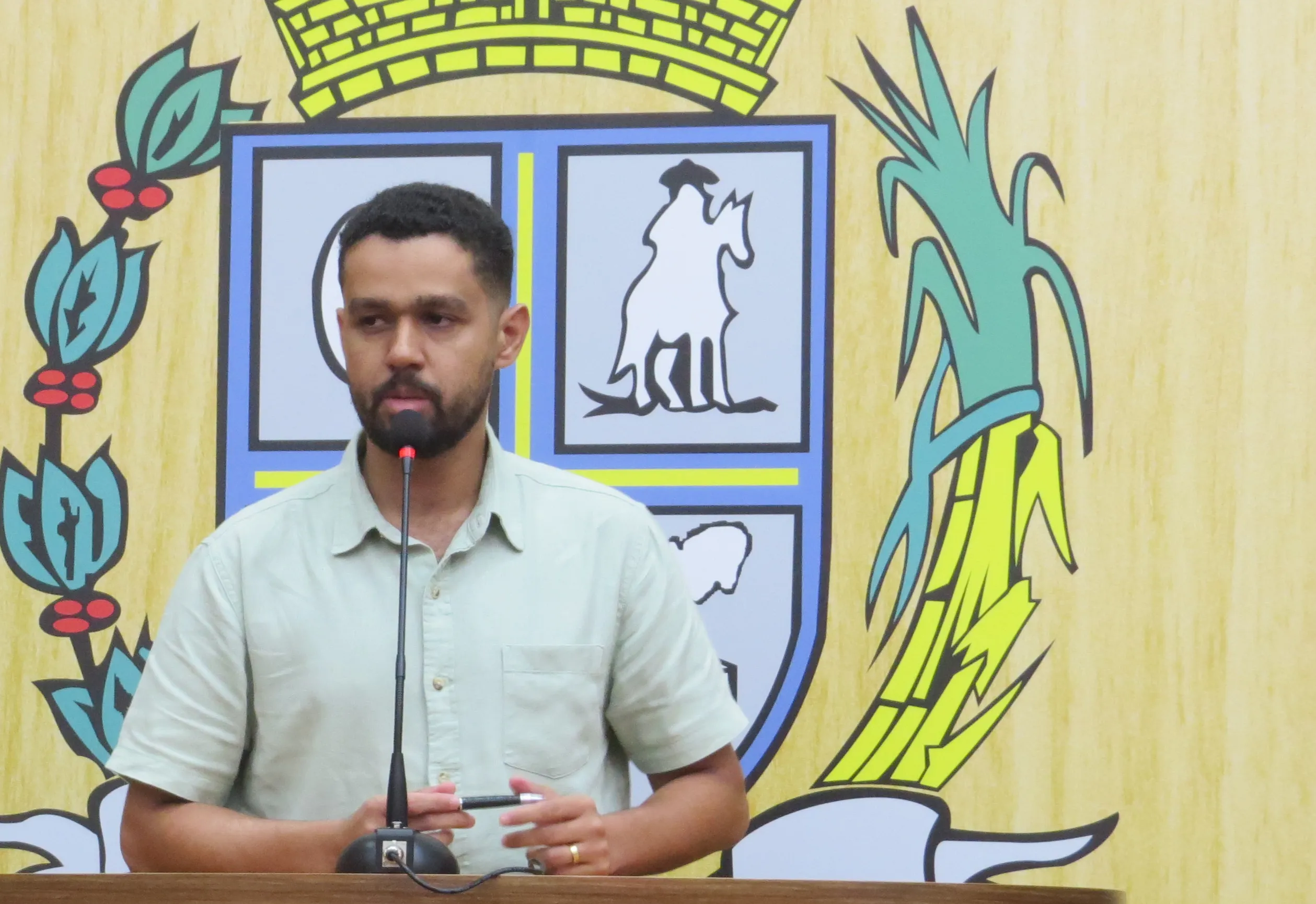 Sóstenes participa da 6ª sessão da Câmara Municipal e indica reparos para vários locais