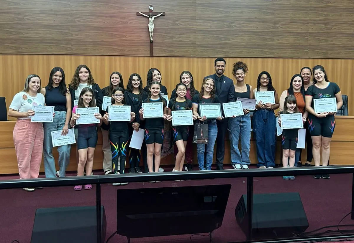 Sóstenes entrega moção ao Circo Mania Fitness Acrobático