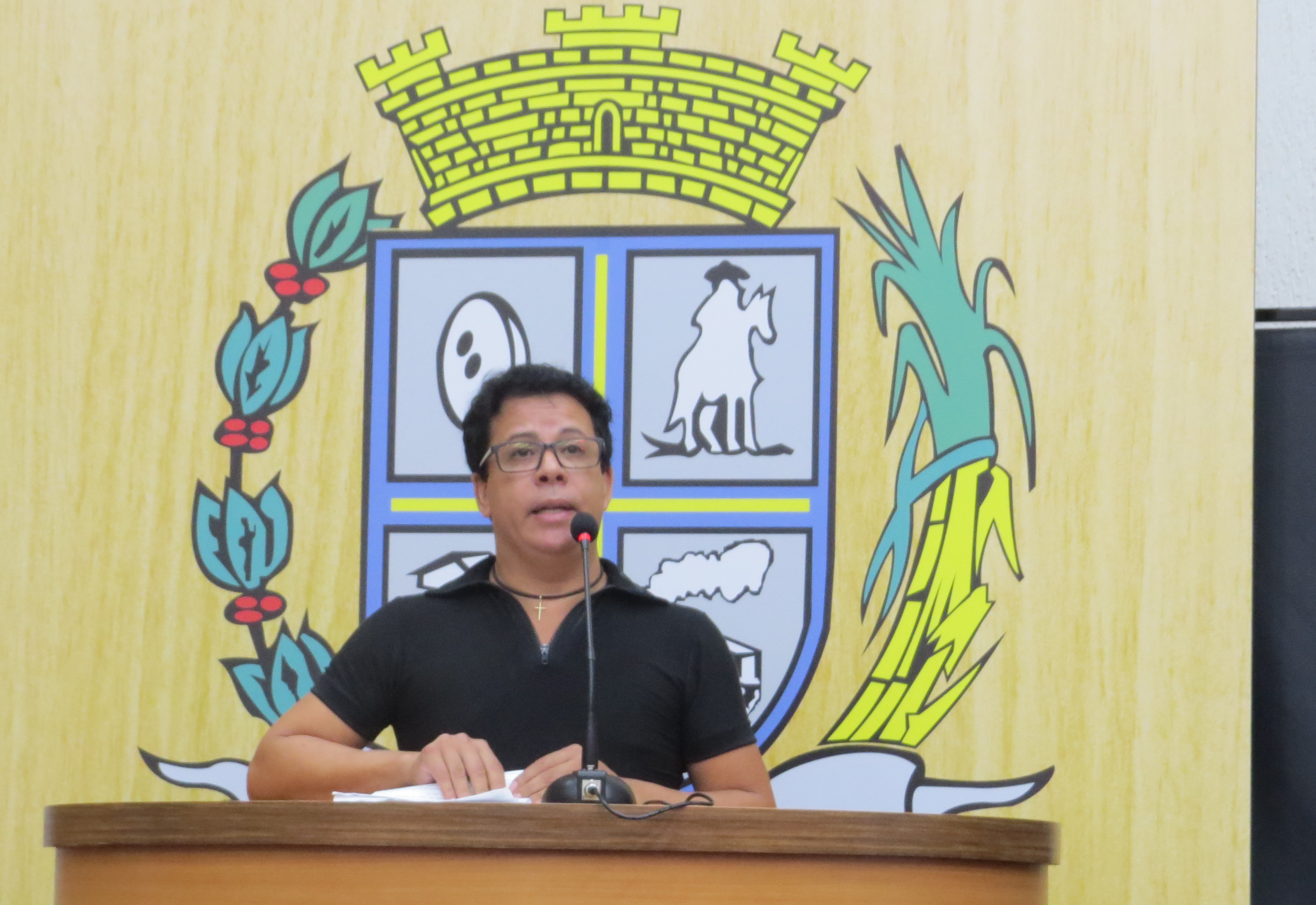 Professor Geraldo pediu recuperação de trechos da calçada no entorno da E.E. “Prof.ª Maria José de Aguiar Zeppelini”