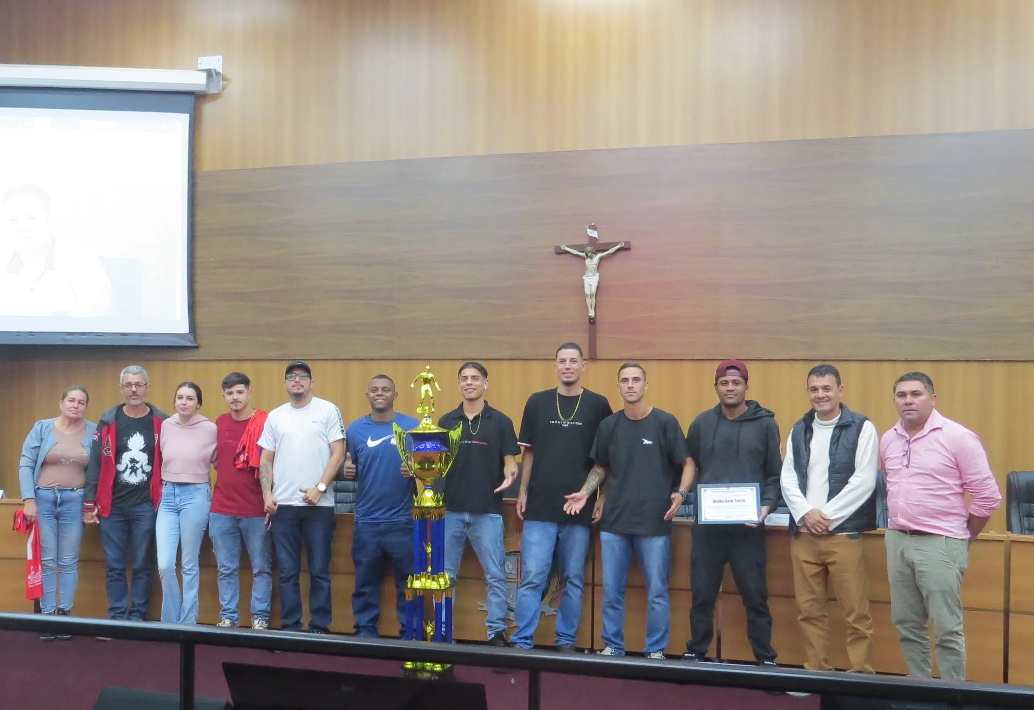 Câmara Municipal entrega Moção de Congratulações e Aplausos à equipe União Sem Terra
