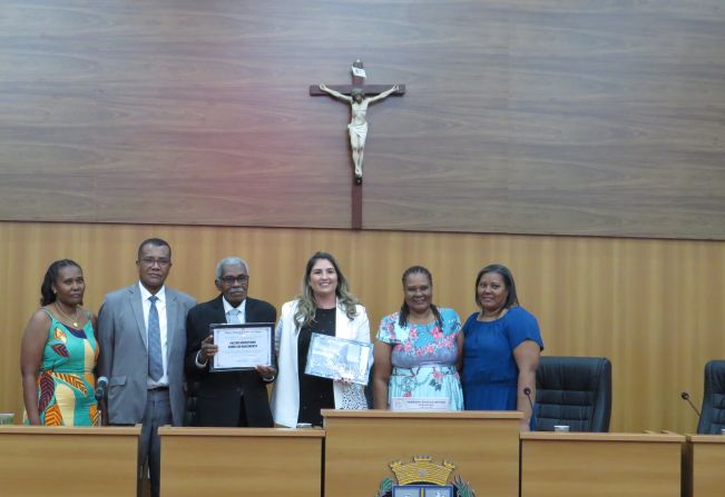 Pr. Augustinho Gomes do Nascimento recebe Moção de Congratulações e Aplausos de autoria da vereadora Vanessa