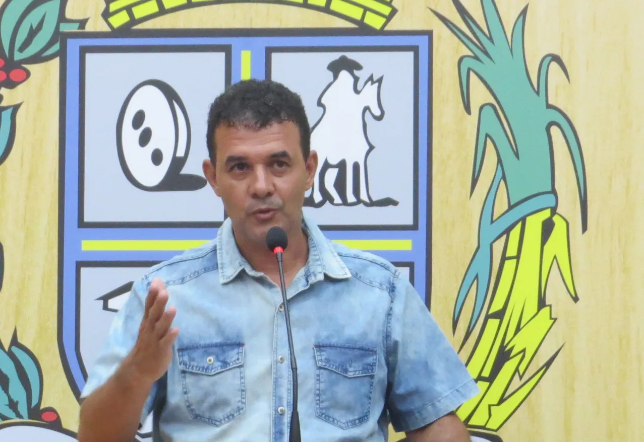 Rosildo pede avaliação das arvores nas proximidades e dependências da Escola do Cambará 