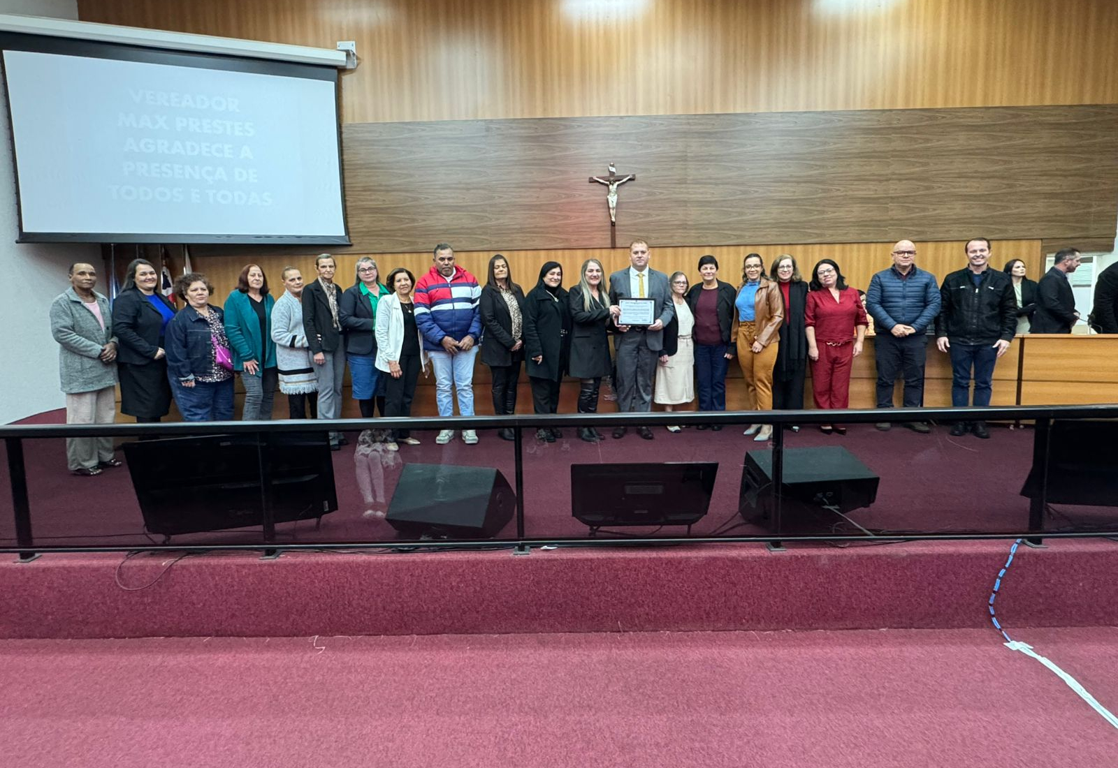 Vereador Max Prestes entrega Moção de Congratulações a funcionários do Abrigo Municipal e da Merenda Escolar